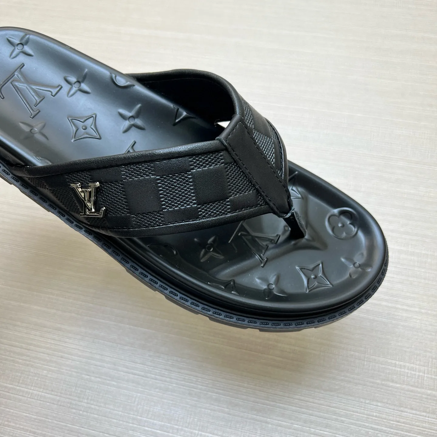 P270🏆Louis Vuitton 🏆[Louis Vuitton] Spring/Summer 2025 [Men's Flip Flops] 🎯🎯As an active family in the fashion industry ⭐ Lv is characterized by bold innovation ⚡Create this casual business style for Chinese fashionable men ✨The fabric is made of imported high-grade cowhide 🔥 Clean and neat ⚡Fashionable and elegant🌹Breathable, sweat-absorbent and deodorant👈So luxurious, high-end and domineering. 👍Must be sold if you repost the picture. Number of yards: 38--46. Color: 🎉 For large quantities. Welcome to repost.